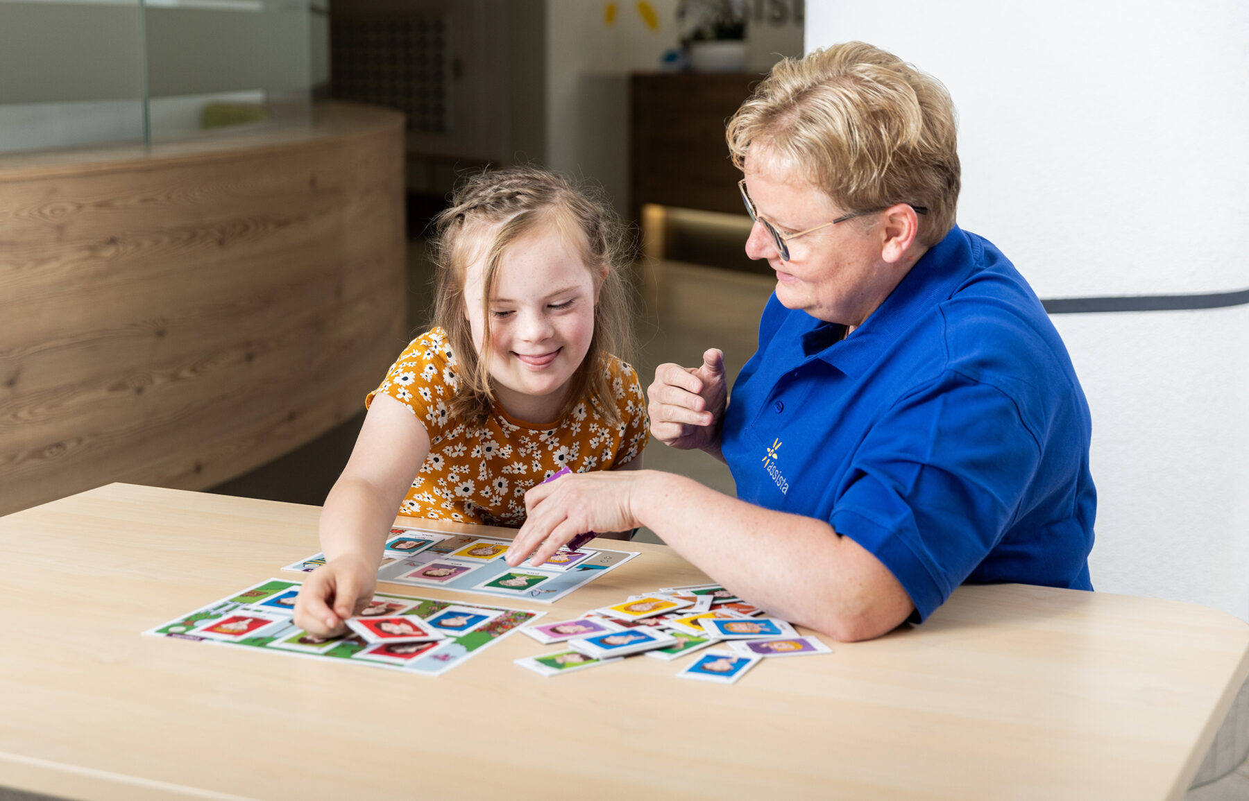 Lerntafeln und -kärtchen unterstützen eine logopädische Therapieeinheit