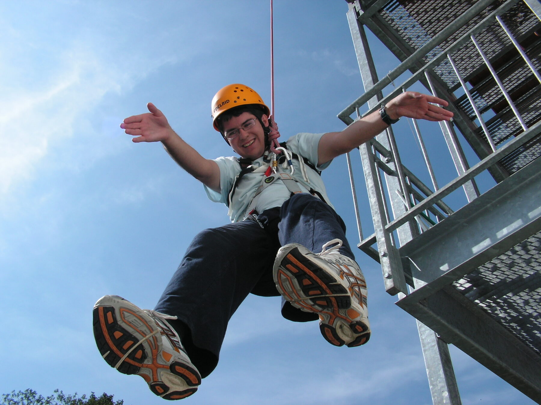 Abseilen auf einer Abenteuer- und Sportwoche.