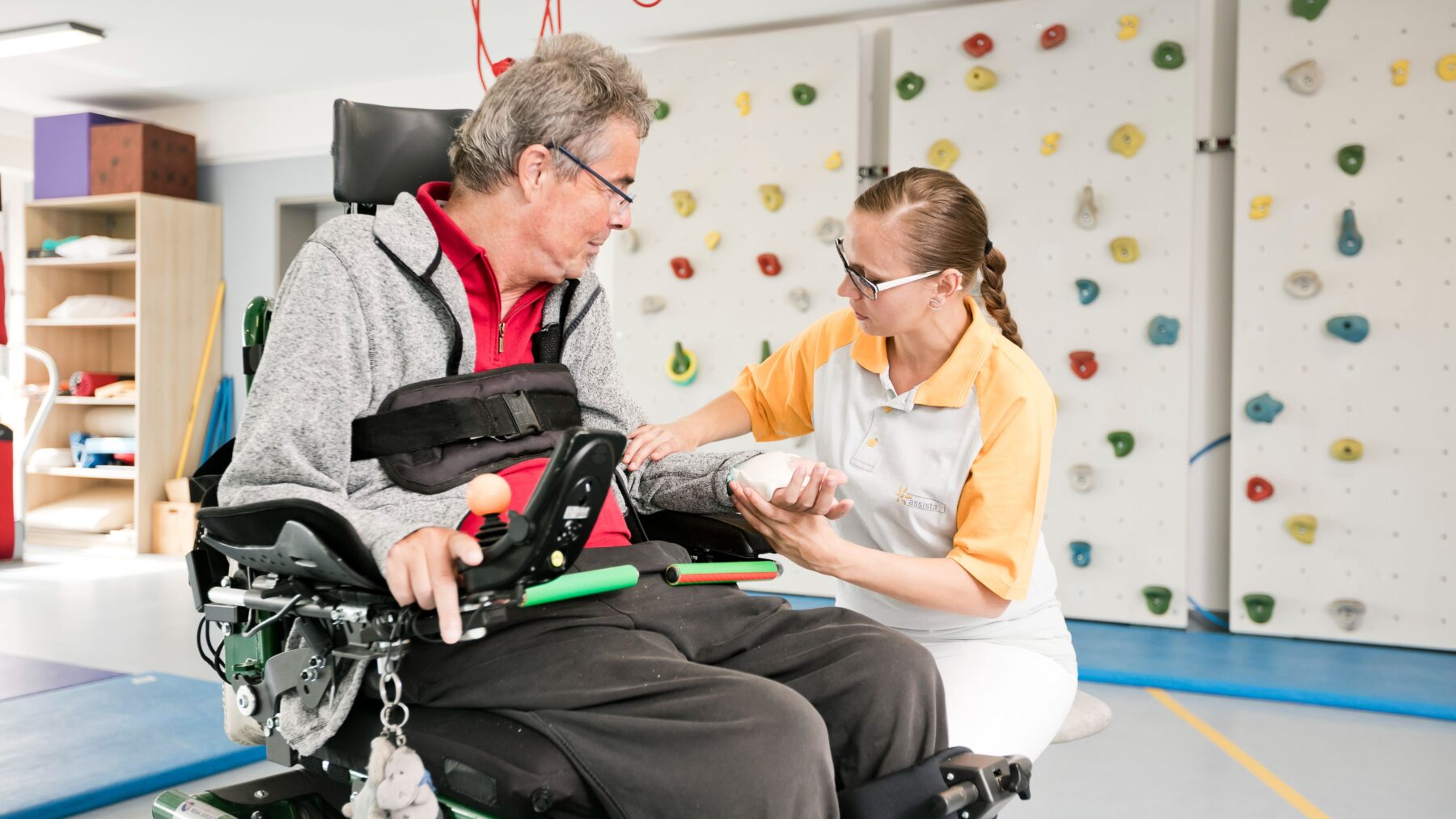 Therapiesituation obere Extremität mit Orthese am linken Unterarm