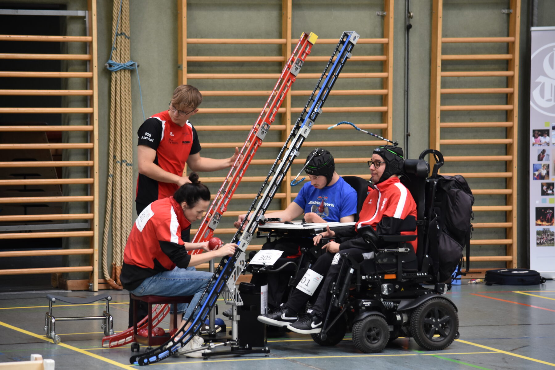 Beim Boccia werden die Hilfsgeräte durch die AssistentInnen eingestellt