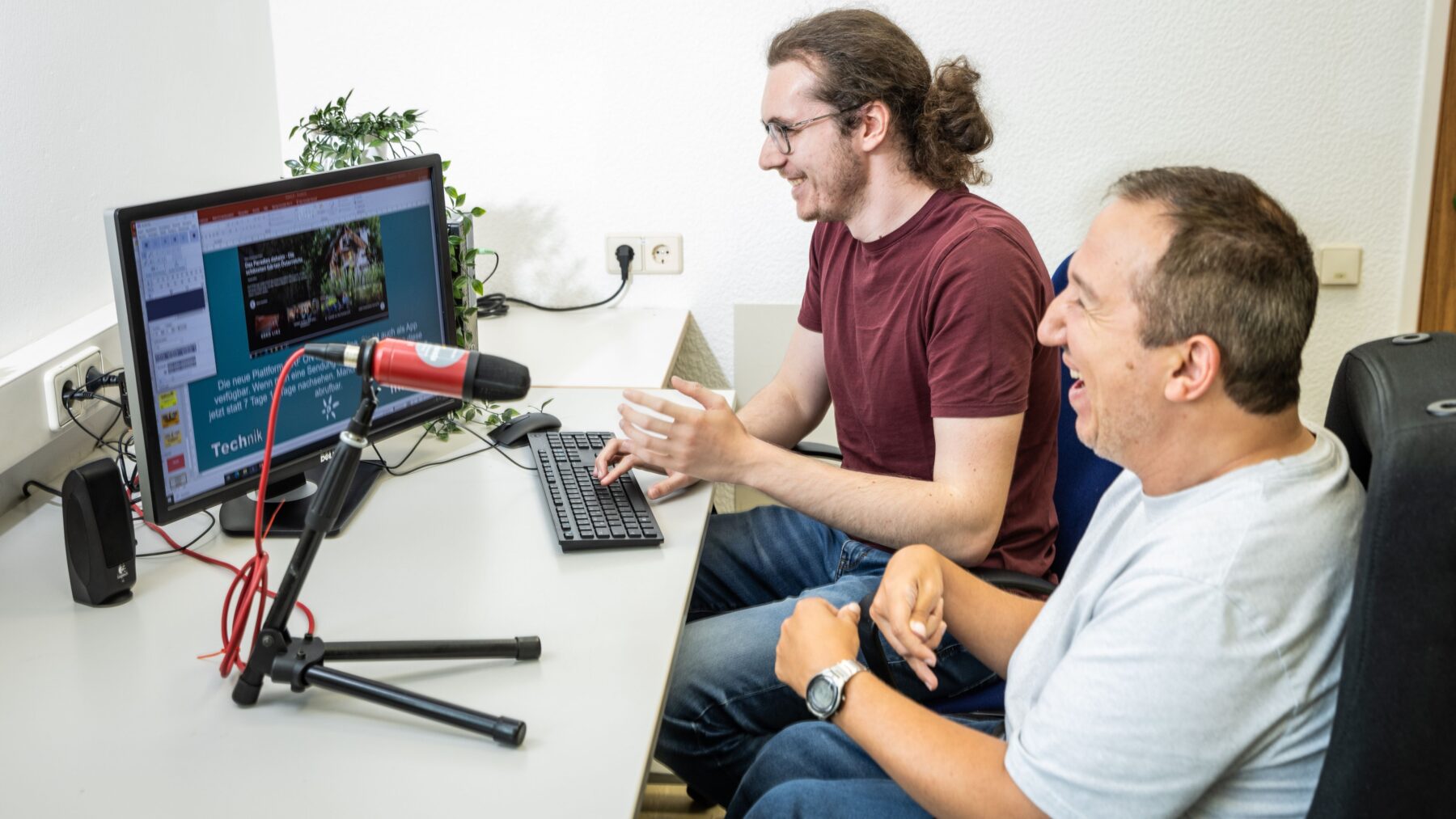 Im Büroservice werden Inhalte für den internen TV-Kanal eingespielt