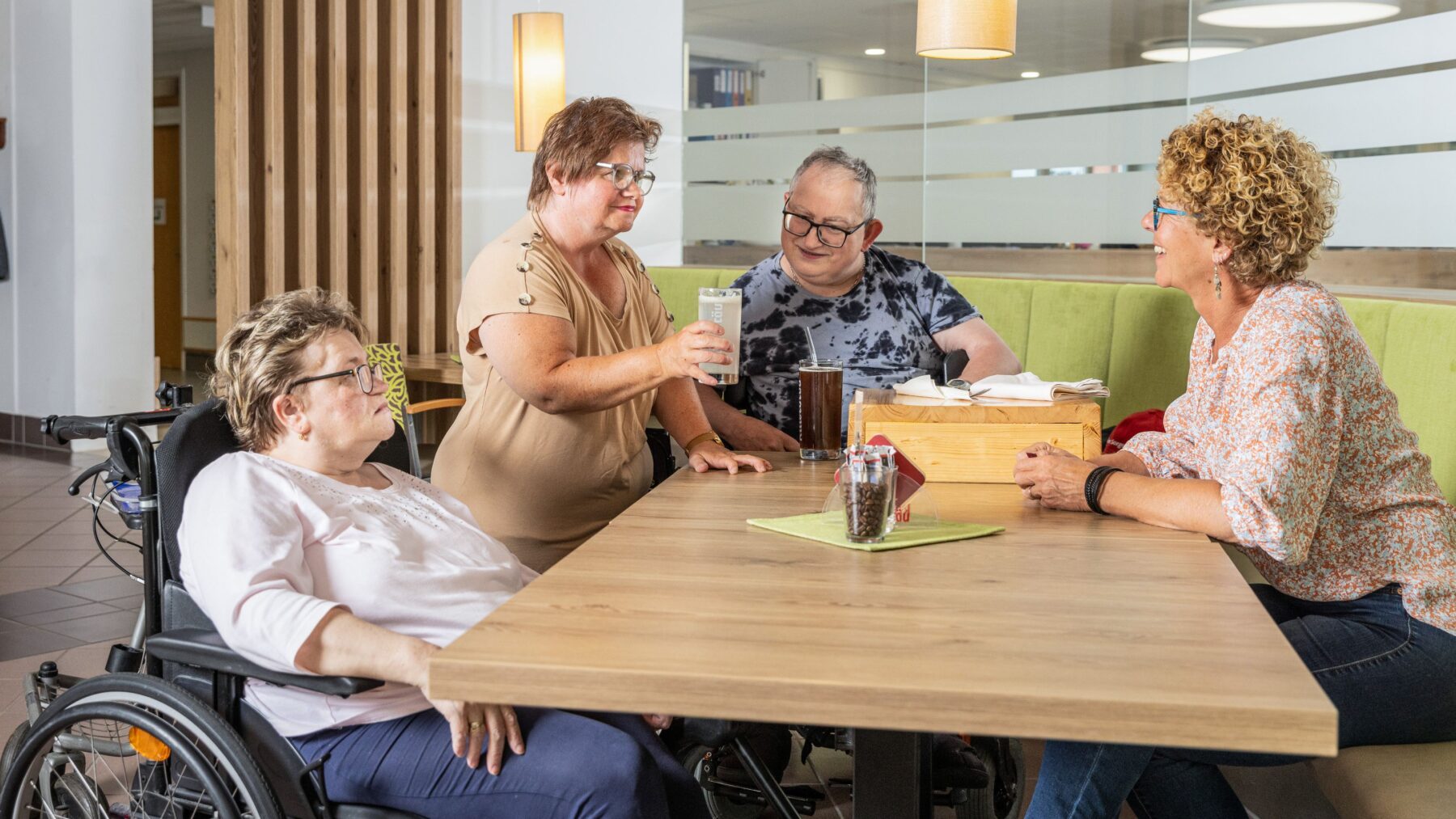 Gemütliche Besucherrunde im Café Hausruckwald