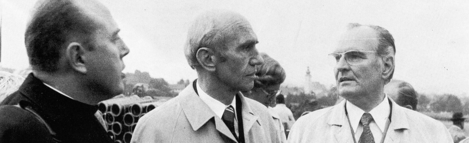 Pater Dr. Anton Gots, Bundespräsident Dr. Rudolf Kirchschläger und der Architekt des Projekts "Behindertendorf"