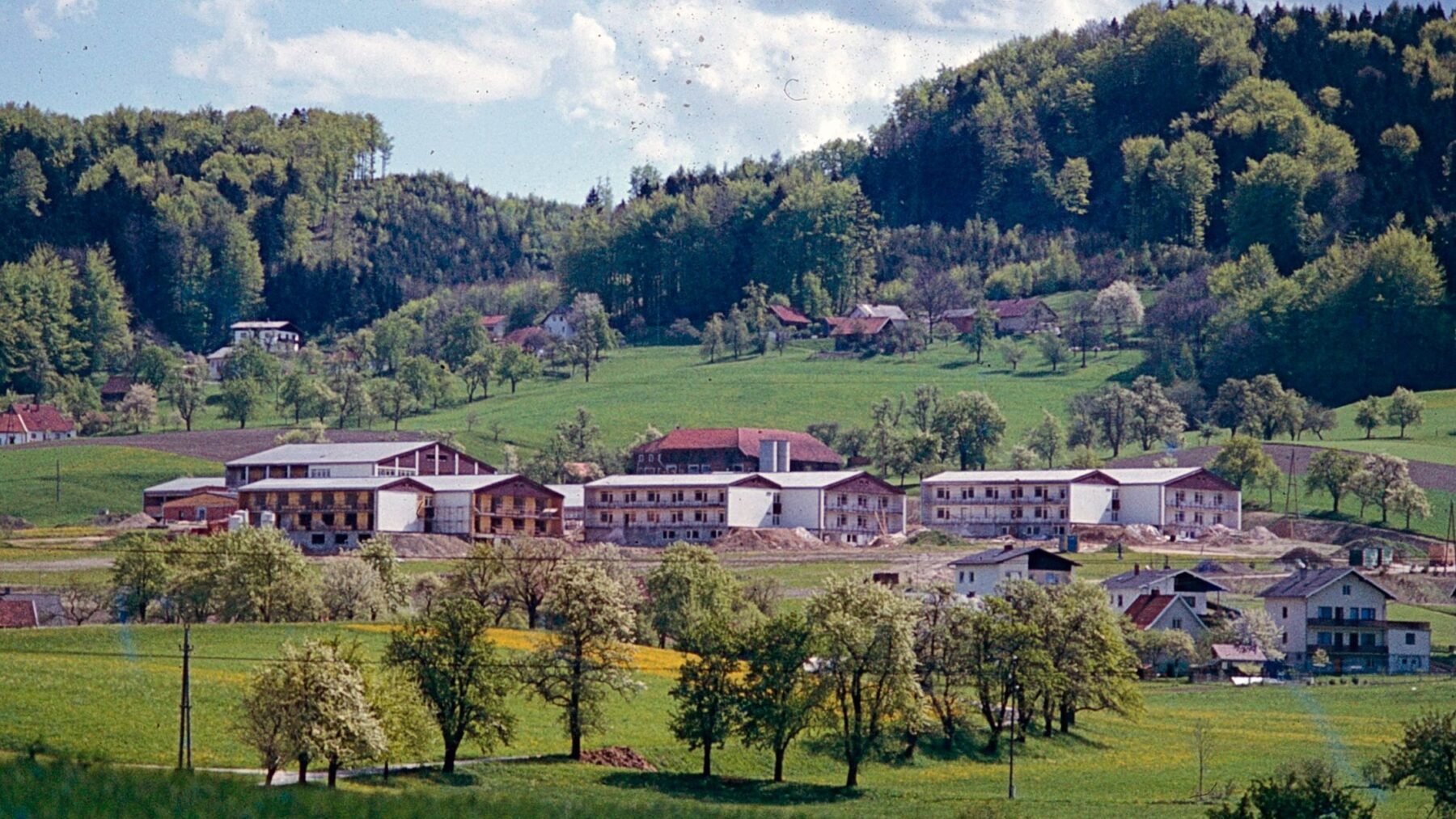 Das Dorf entsteht - Haupthaus und drei Wohnhäuser stehen bereits