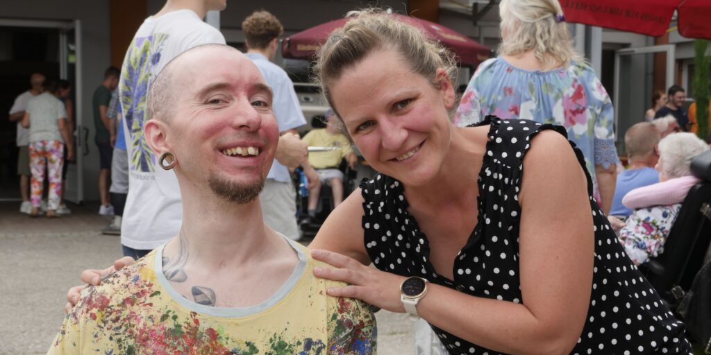 Bewohner und Mitarbeiterin beim Sommerfest