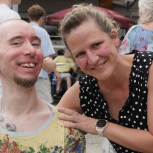 Bewohner und Mitarbeiterin beim Sommerfest
