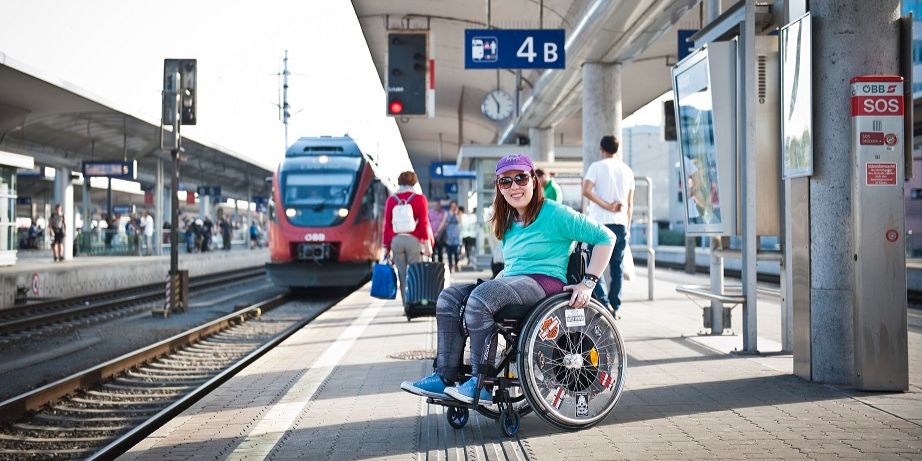 Rollstuhlfahrerin am Bahnhof