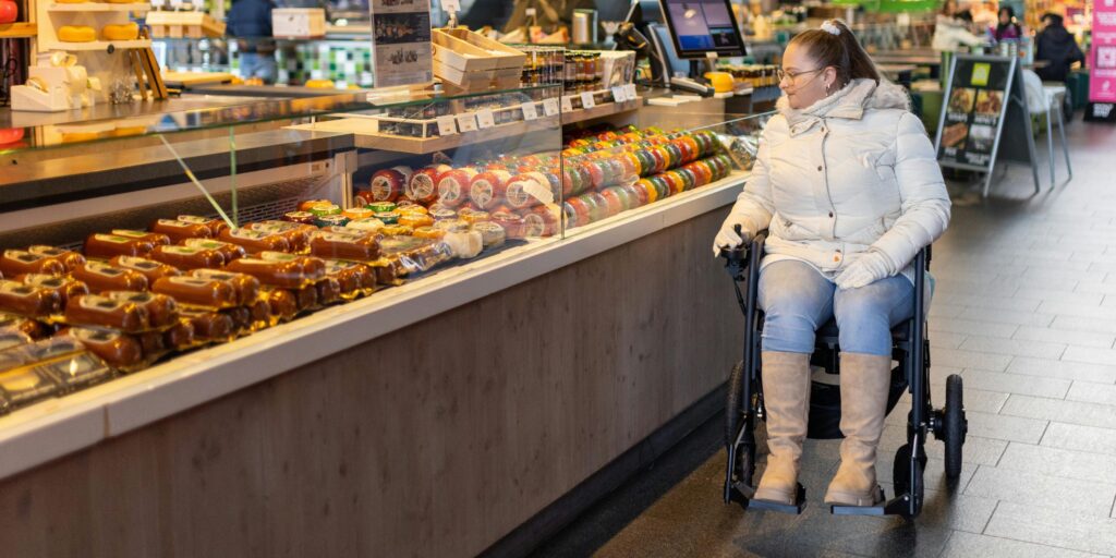 An der Feinkosttheke im Supermarkt