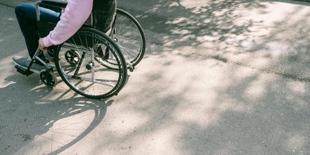 Rollstuhlfahrer fährt auf Straße