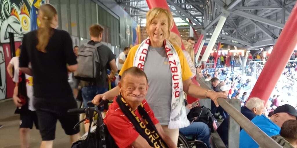 Bewohner mit ehrenamtlicher Helferin bei Fußballspiel