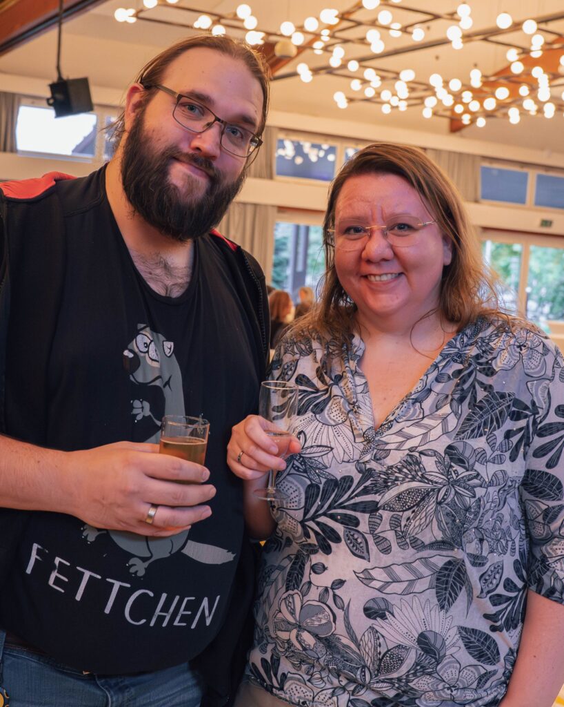 2 Personen beim MitarbeiterInnenfest