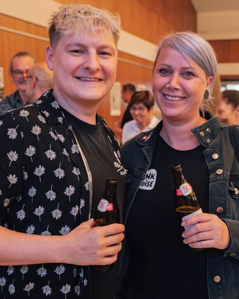 2 Personen beim MitarbeiterInnenfest