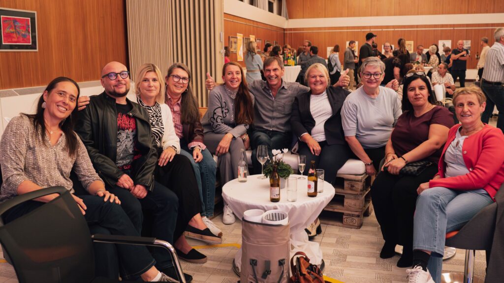 Fröhliche Personengruppe beim MitarbeiterInnenfest