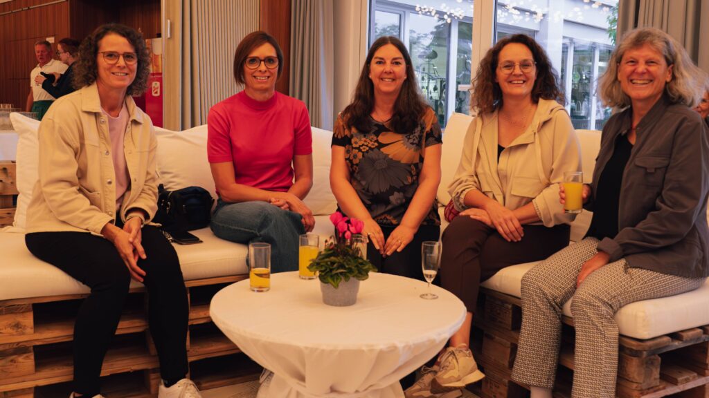 Fröhliche Personengruppe beim MitarbeiterInnenfest