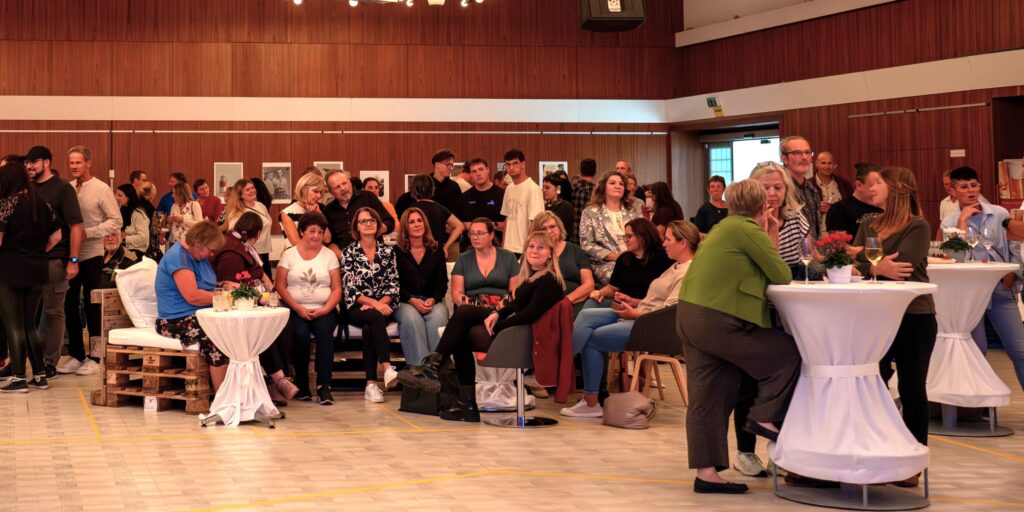 Viele Menschen beim MitarbeiterInnenfest