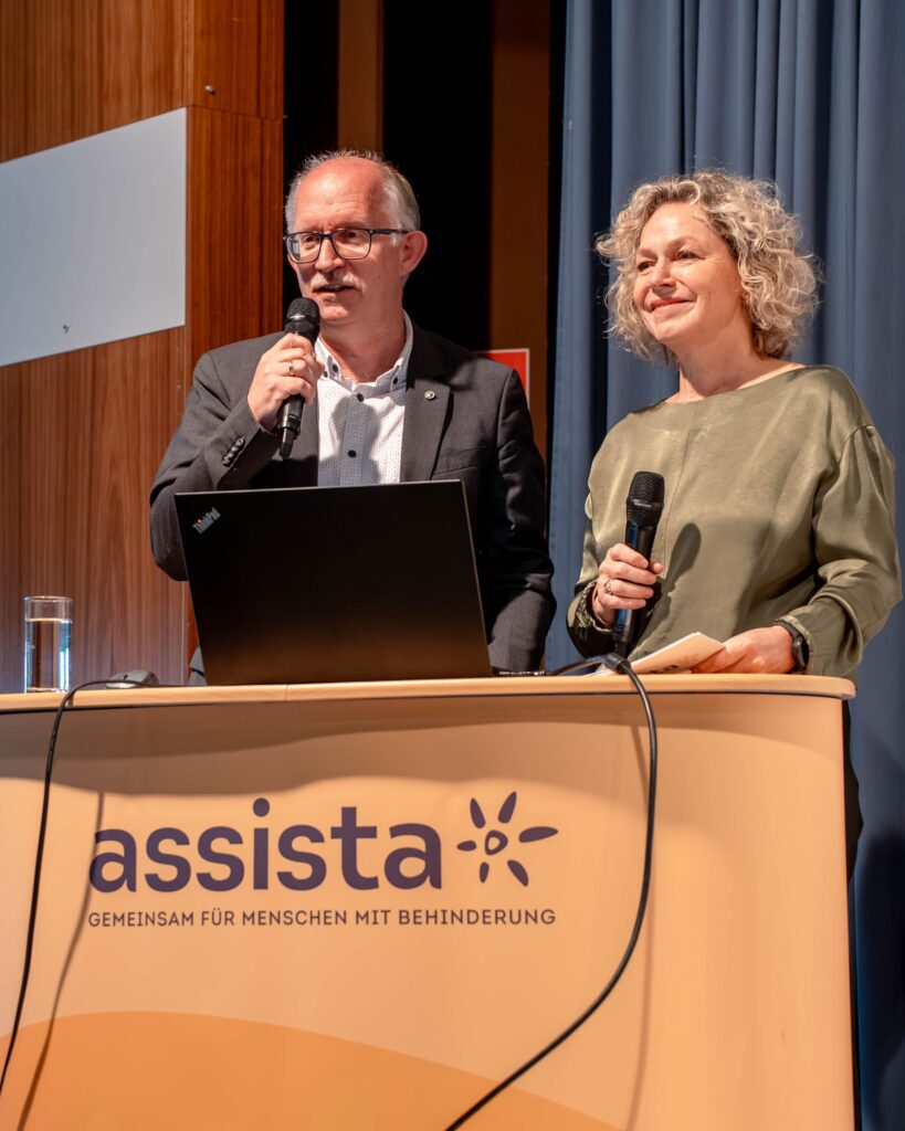 Moderatorin und Referent am Rednerpult