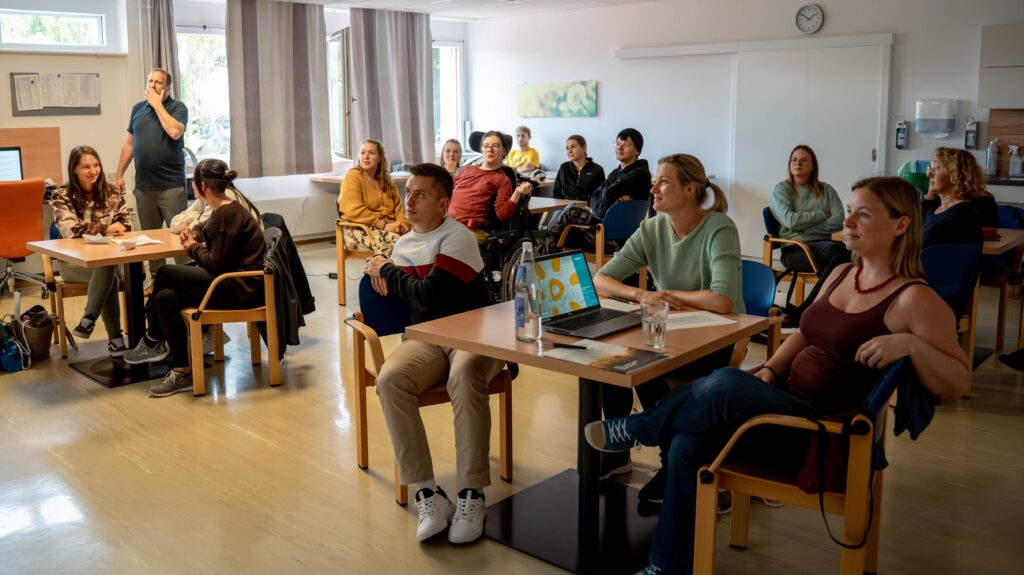 Besucherinnen und Besucher beim Workshop