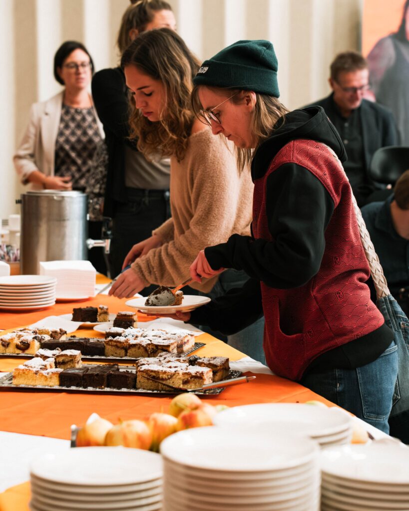 TagungsbesucherInnen am Kuchenbuffet