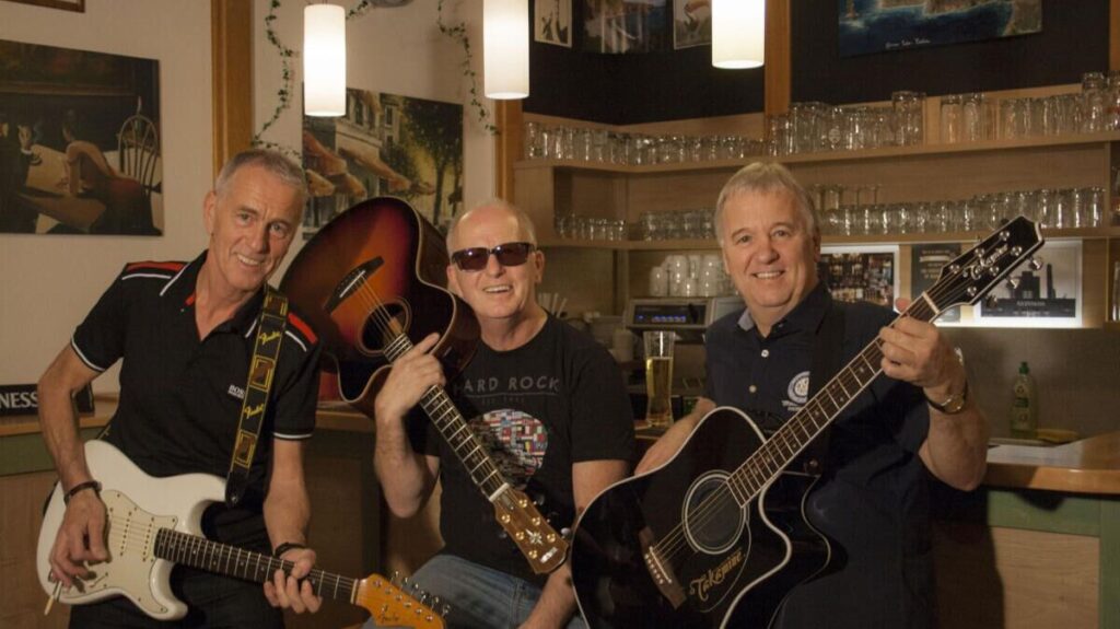 Die Guitar Brothers mit Instrumenten