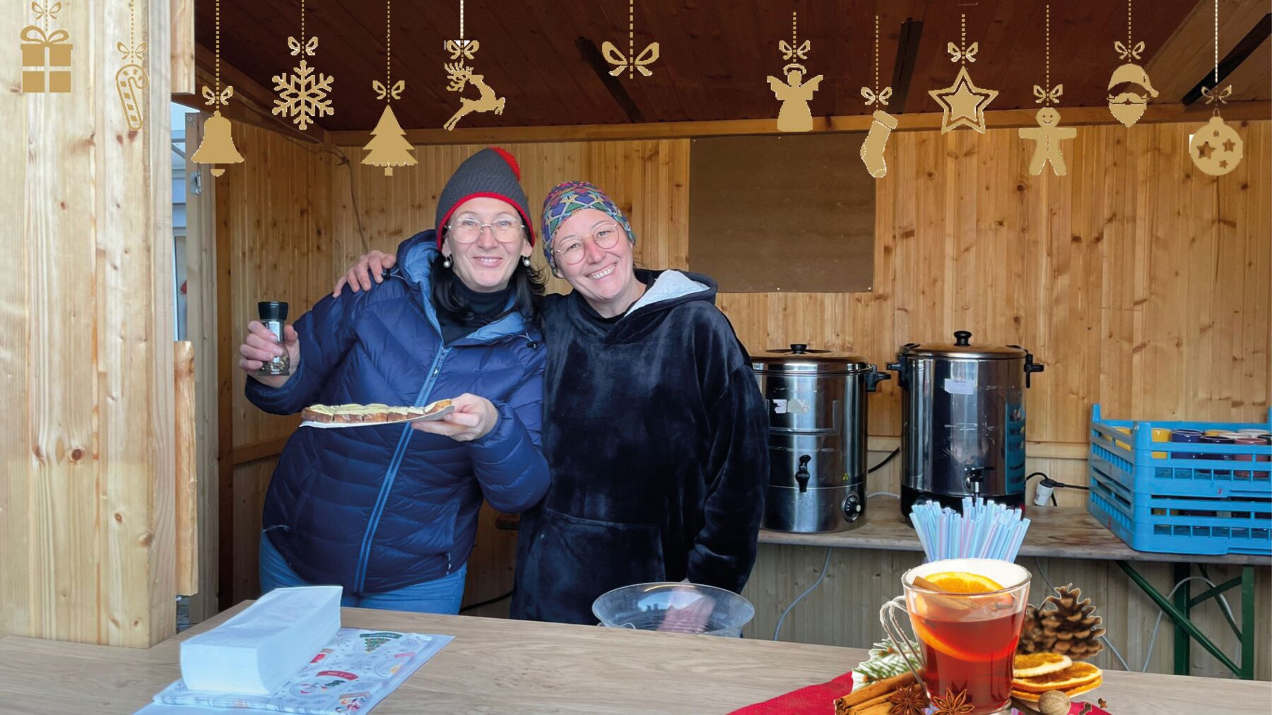 Mitarbeiterinnen beim Glühweinstand