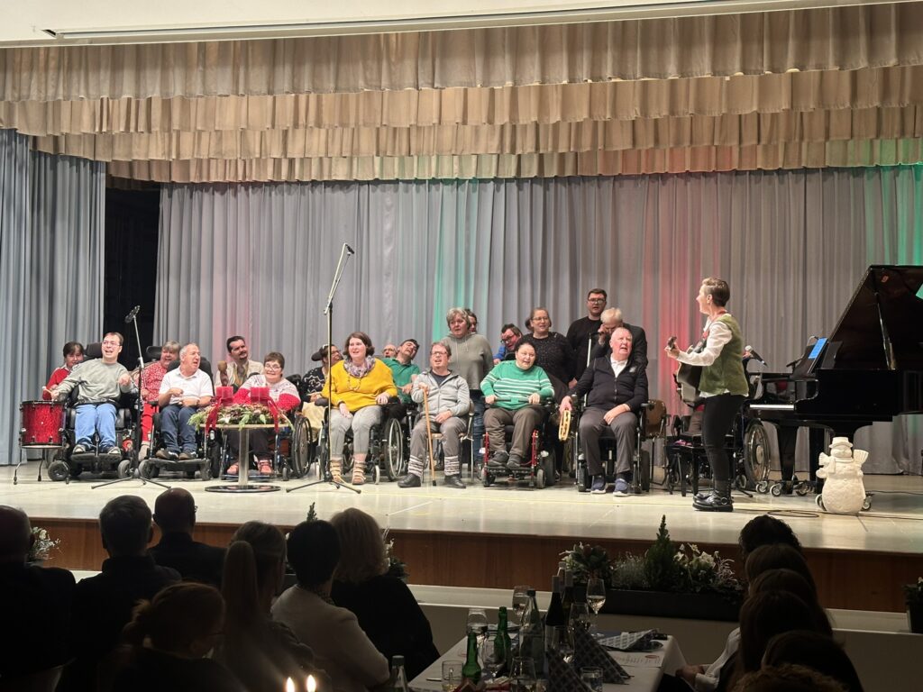 Assista Singgruppe auf der Bühne