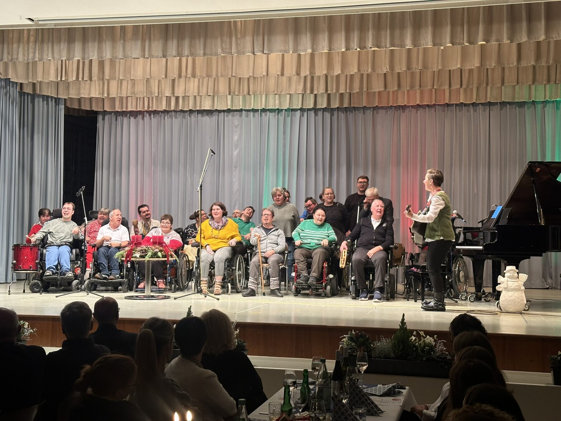 Assista Singgruppe auf der Bühne