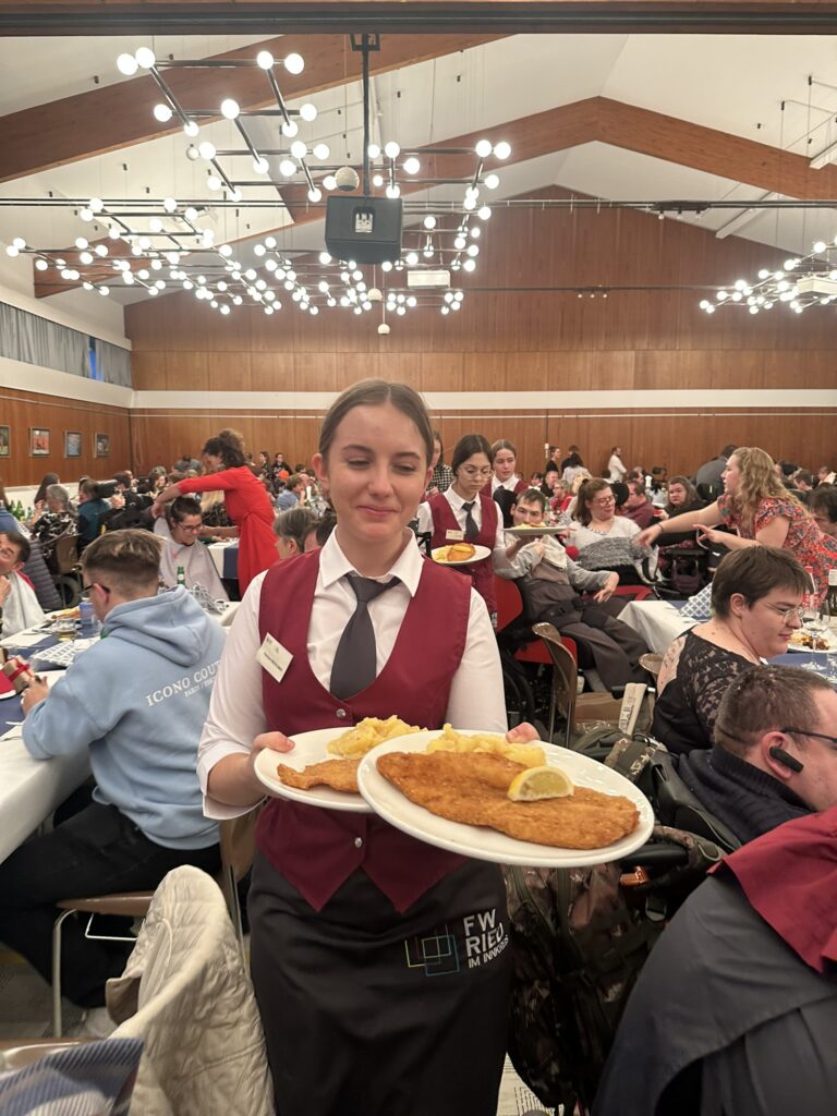 Schnitzel werden serviert