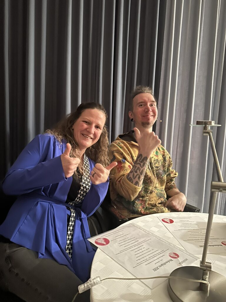 Moderator Florian Sommerfeld mit Mitarbeiterin