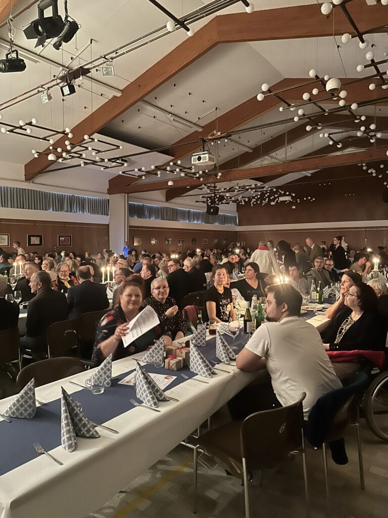 feiernde Menschen im festlich geschmückten Saal