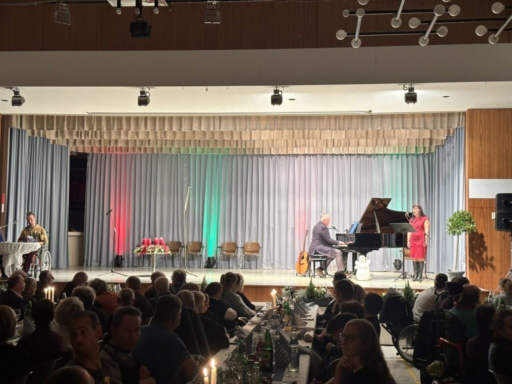 Richter Grimbeek am Klavier mit Manuela Braun