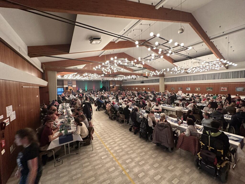 Der Veranstaltungssaal ist gut gefüllt