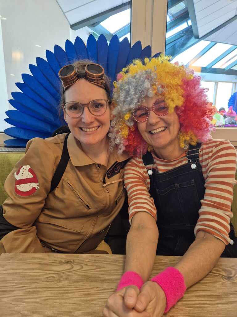 kostümierte Mitarbeiterinnen