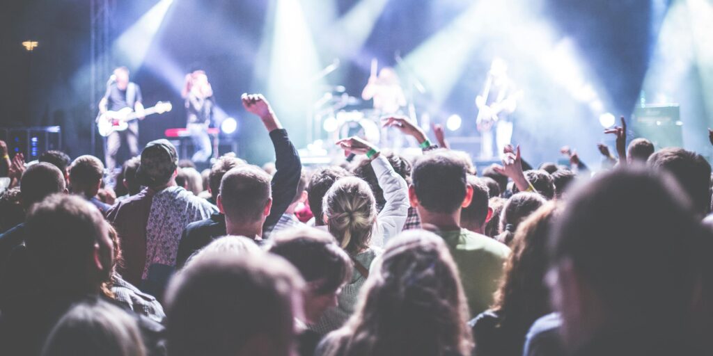 Rockkonzert mit Zuschauern vor der Bühne