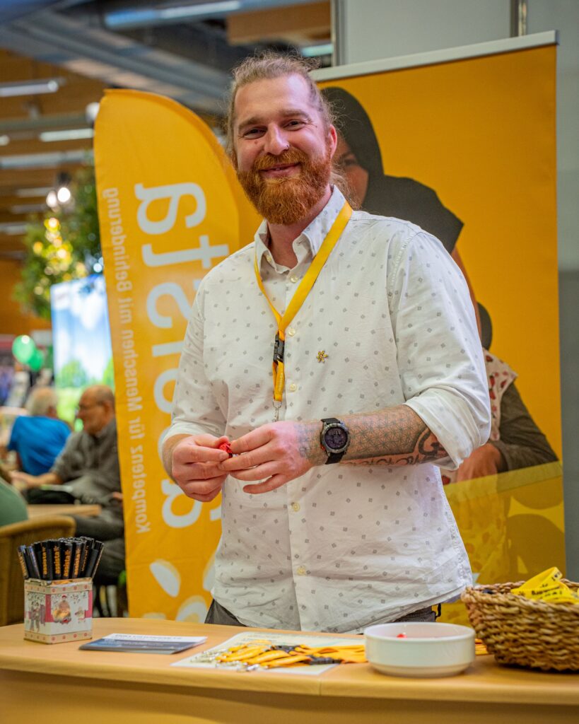 Mitarbeiter am Messestand