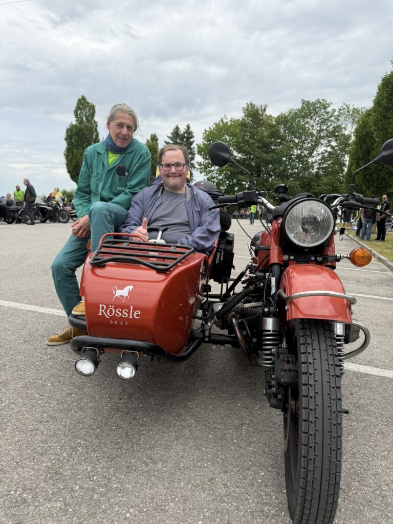 freudige Erwartung im Beiwagen