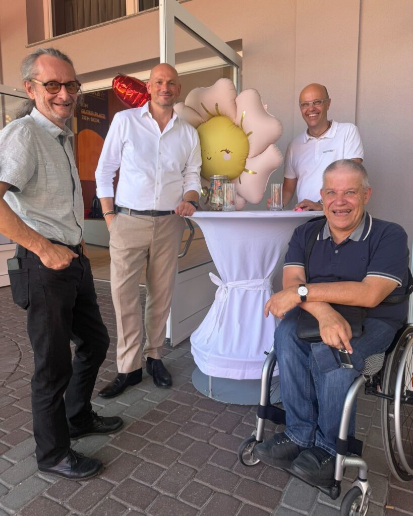 Vertreter der Geschäftsführung und des Vereins in gemütlicher Runde