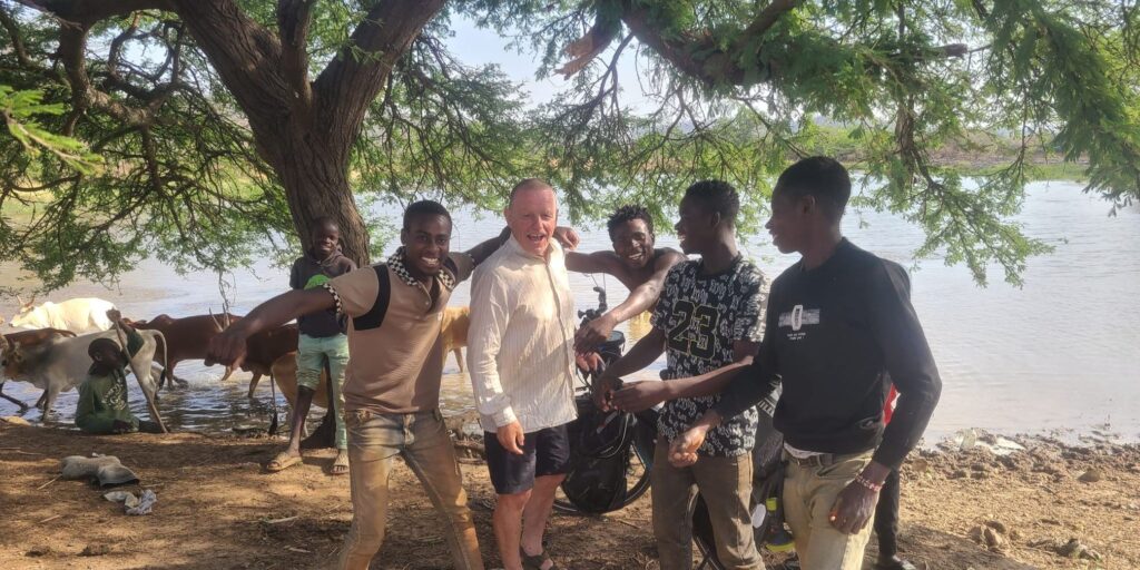 Johann Schörkhuber mit Männern in Afrika