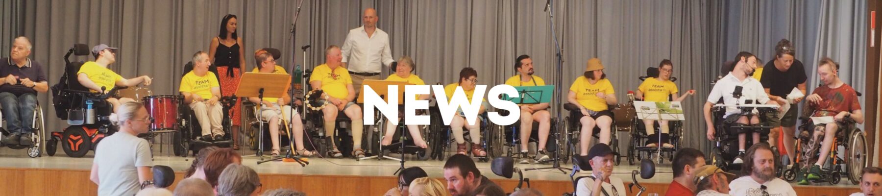 Personengruppe auf Bühne_Text News