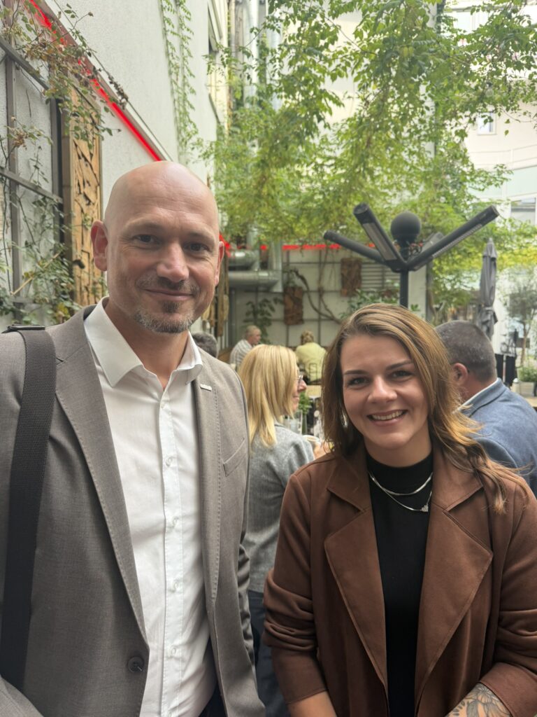 Mitarbeitende im Gastgarten